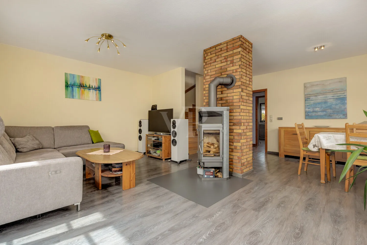 Wohn- und Esszimmer mit Kamin