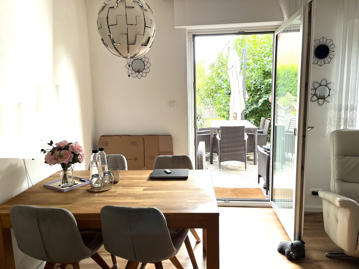 Essbereich mit Zugang zur Terrasse