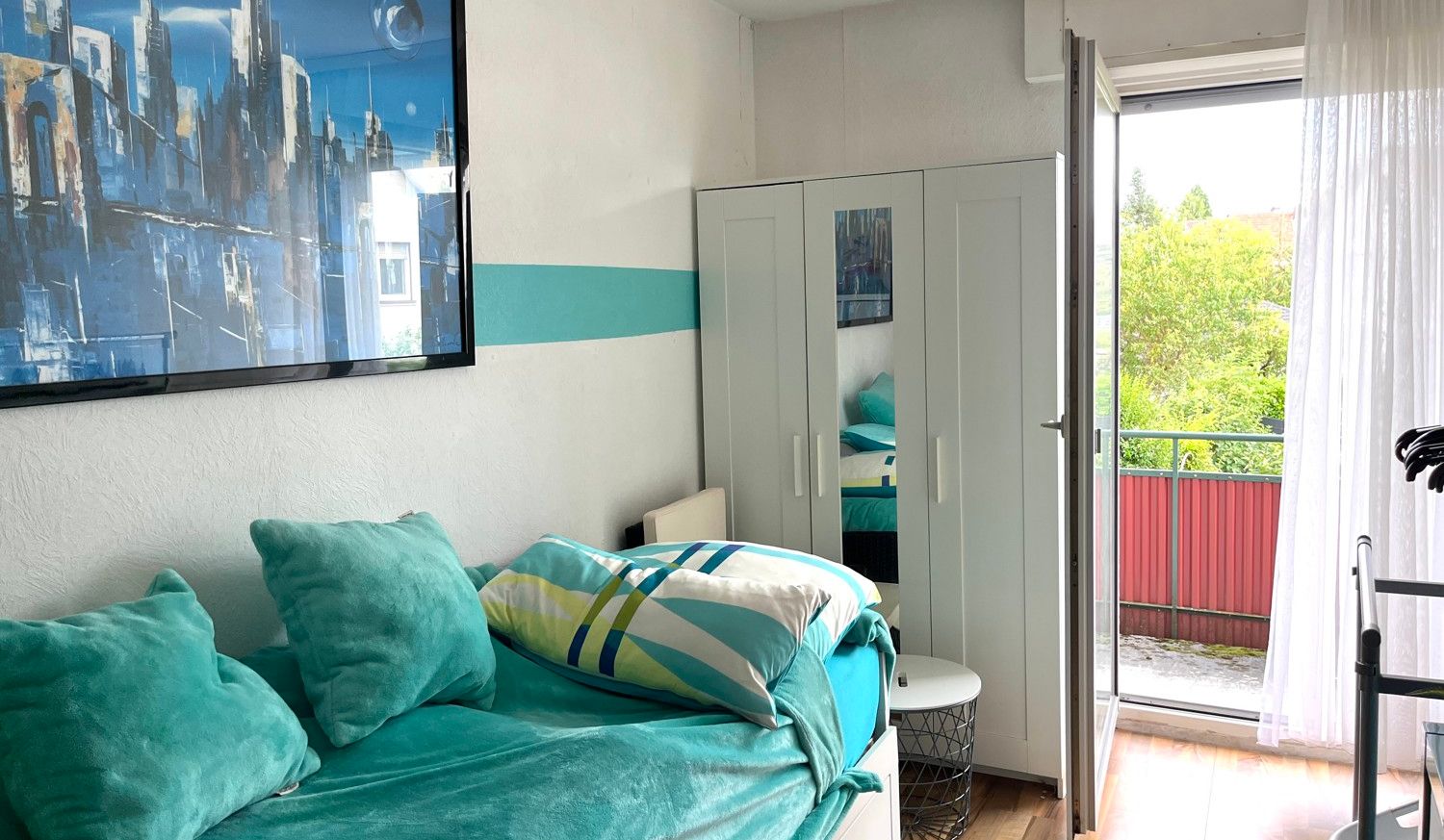 Schlafzimmer  mit Zugang zum Balkon