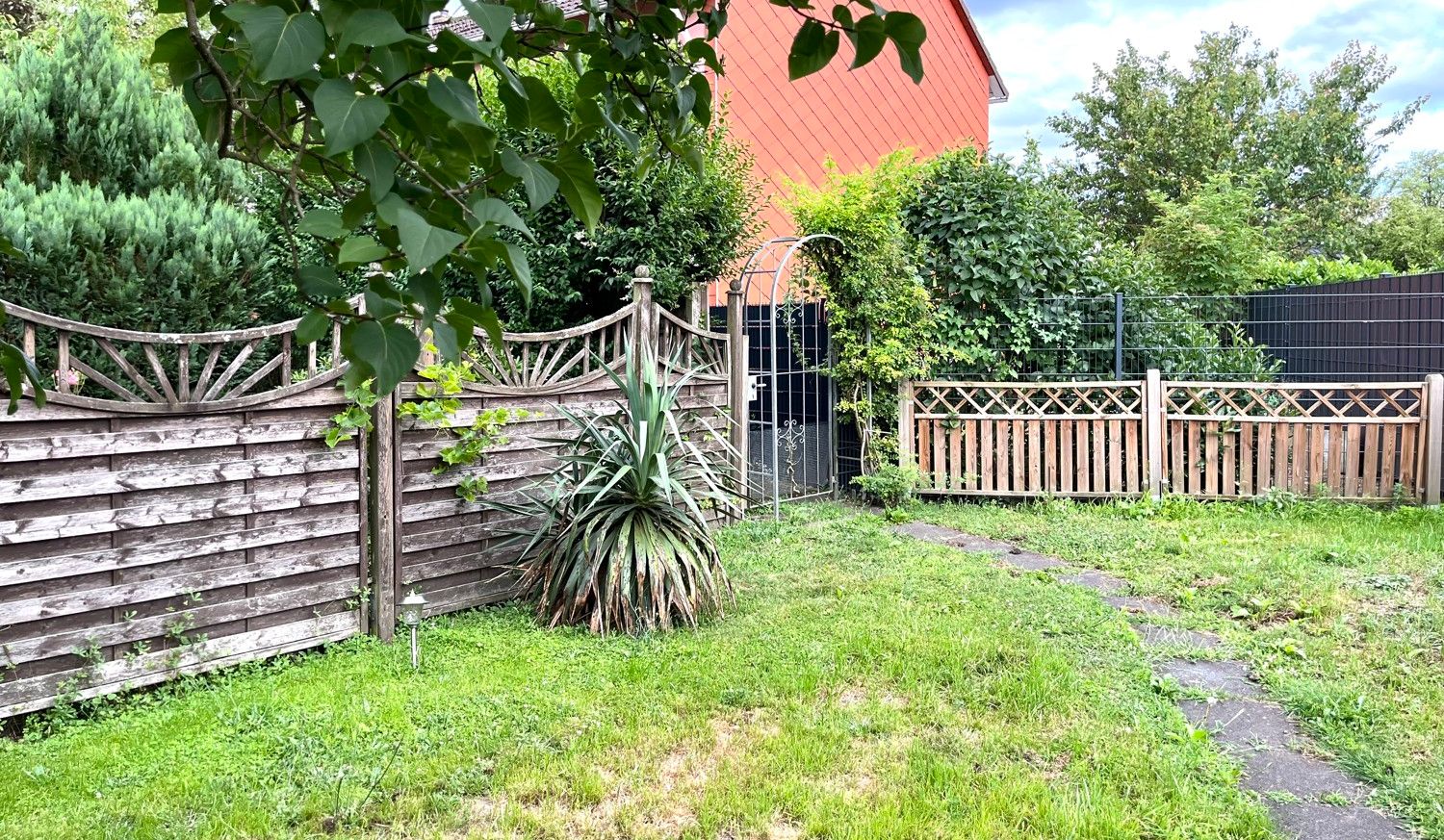 Garten mit Grünfläche