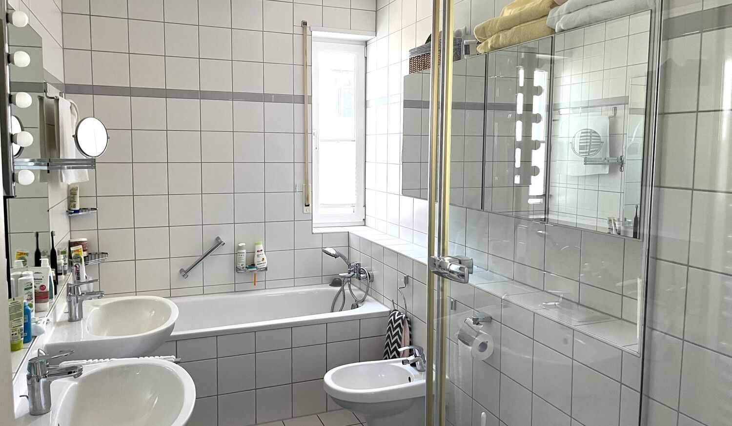 Tageslichtbad mit Wanne und separater Duschkabine