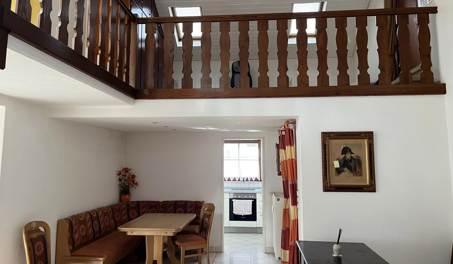 Blick vom Treppenaufgang mit Galereie