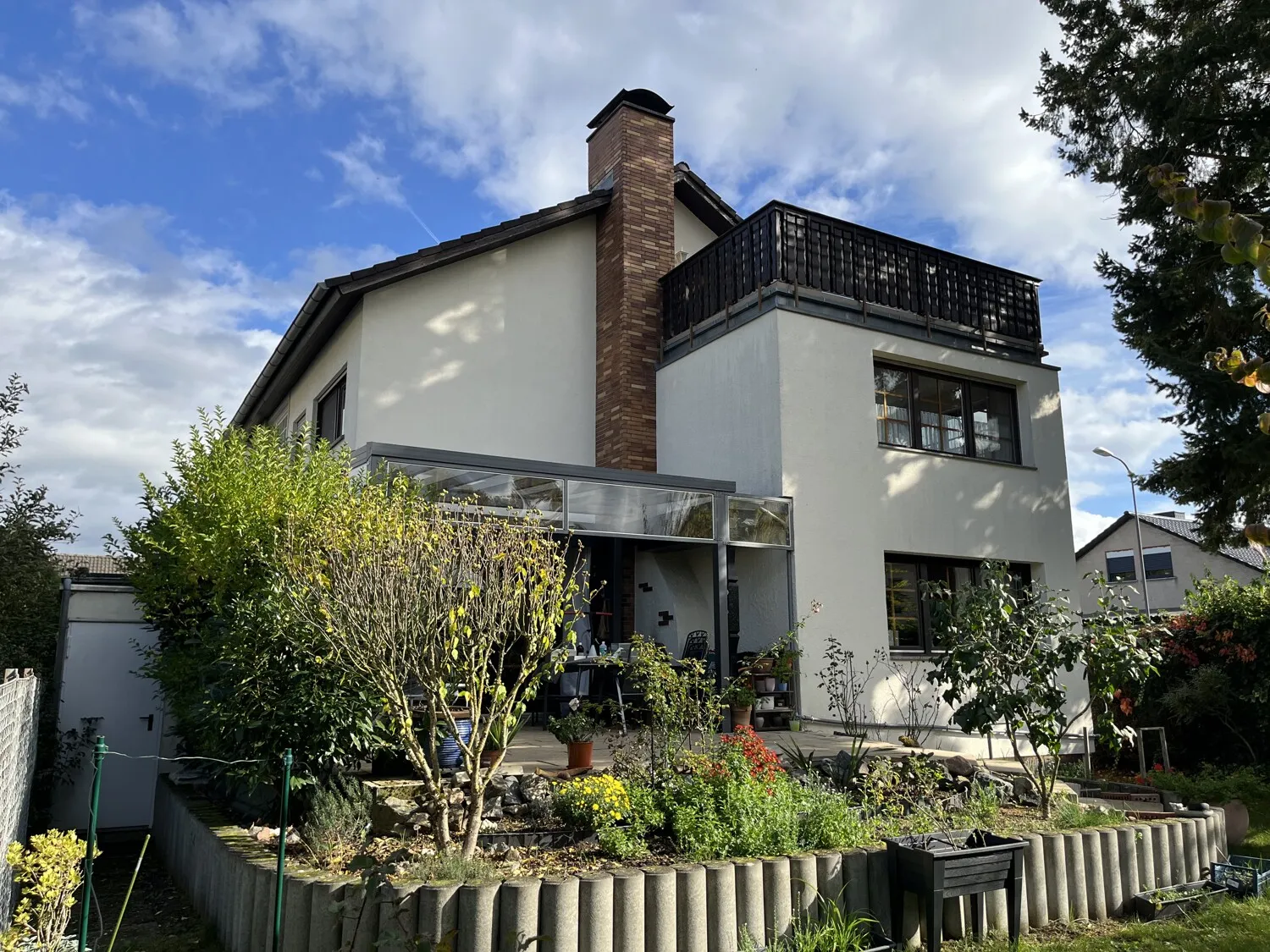 Attractive three-room gallery apartment with additional hobby room in the basement – near Rosenhöhe