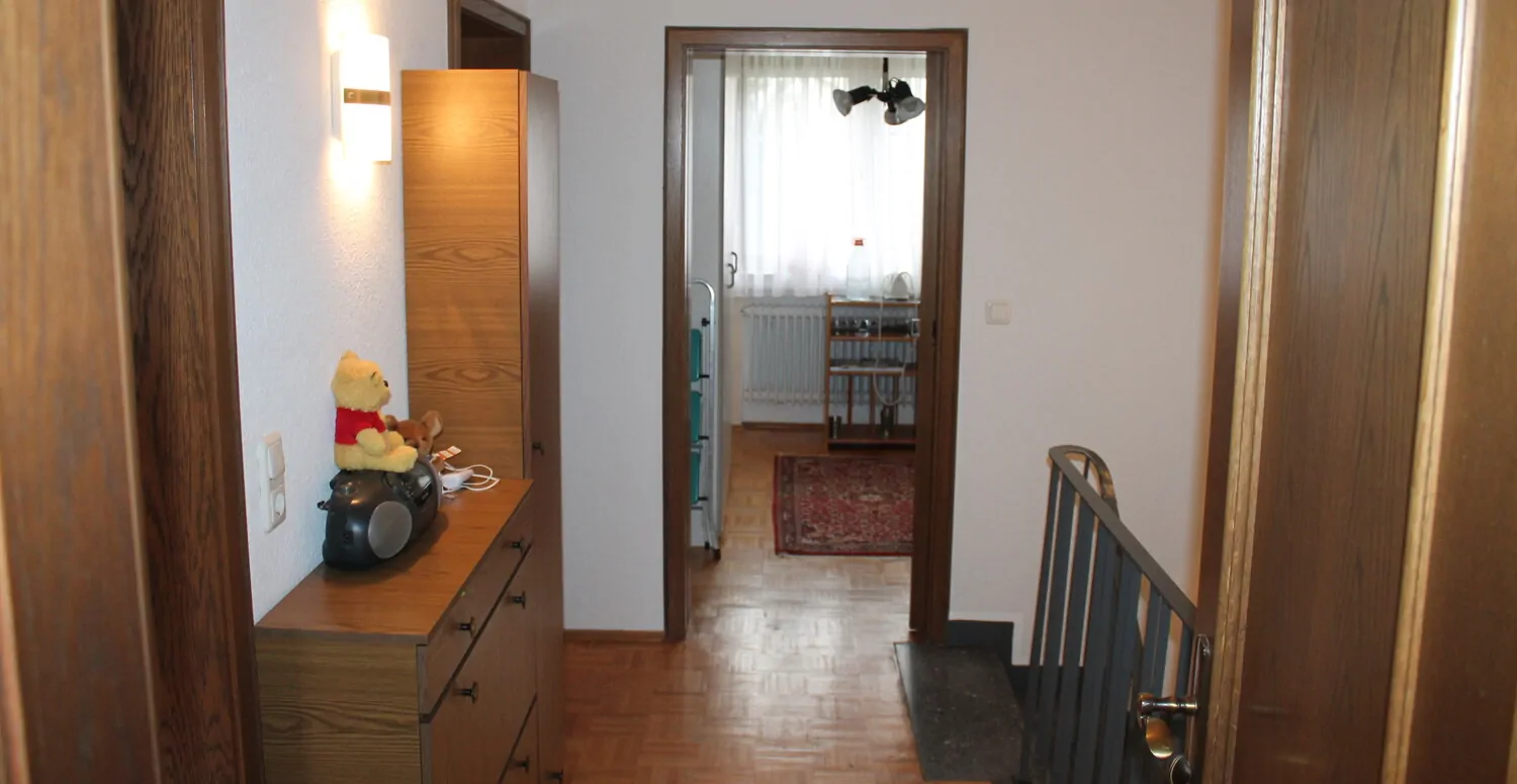 Etage 1 Flur mit Blick in Zimmer 3