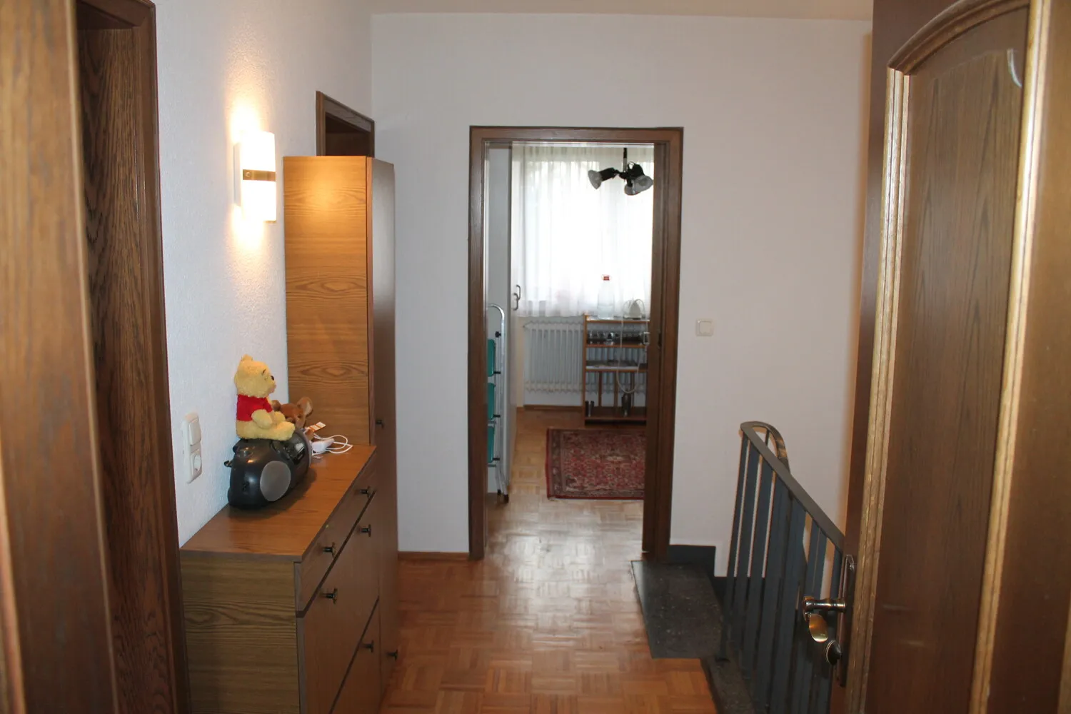 Etage 1 Flur mit Blick in Zimmer 3