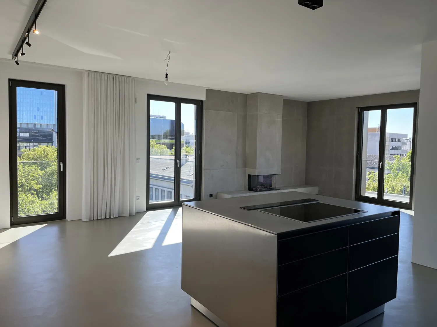 Hohe Decken, Fenster und Türen