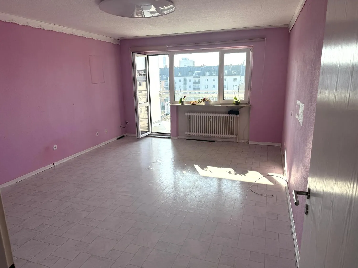 Wohnbereich mit Zugang zum Balkon