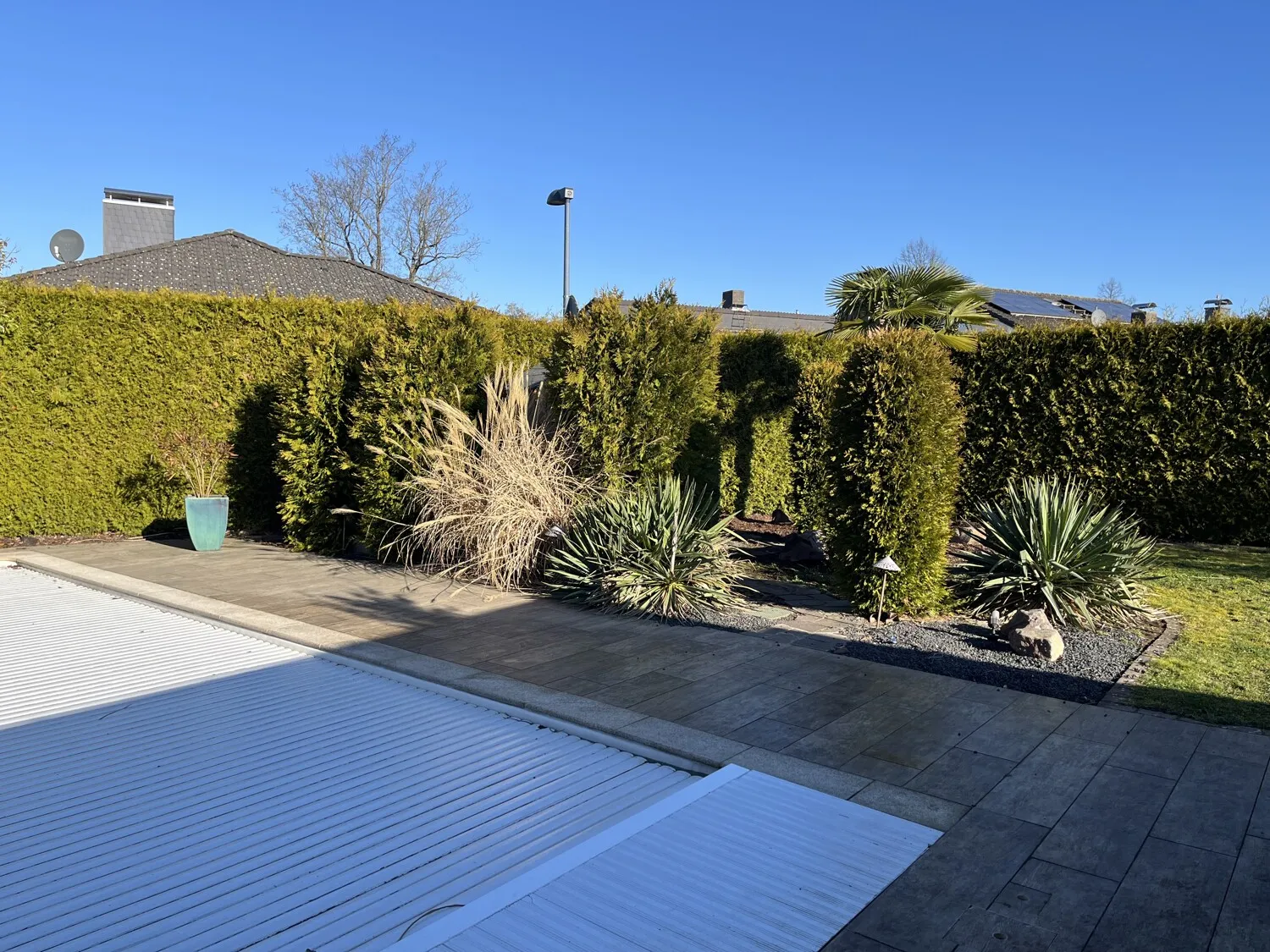 Eckrundstück mit angelegtem Gartenanteil