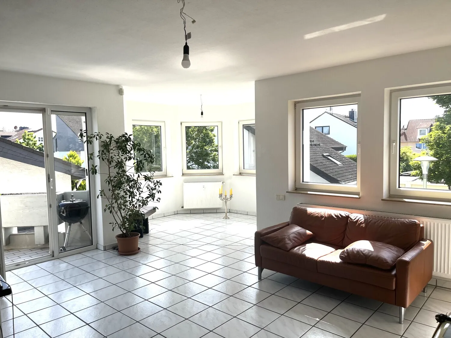 Wohn-Essbereich mit Zugang zum Balkon