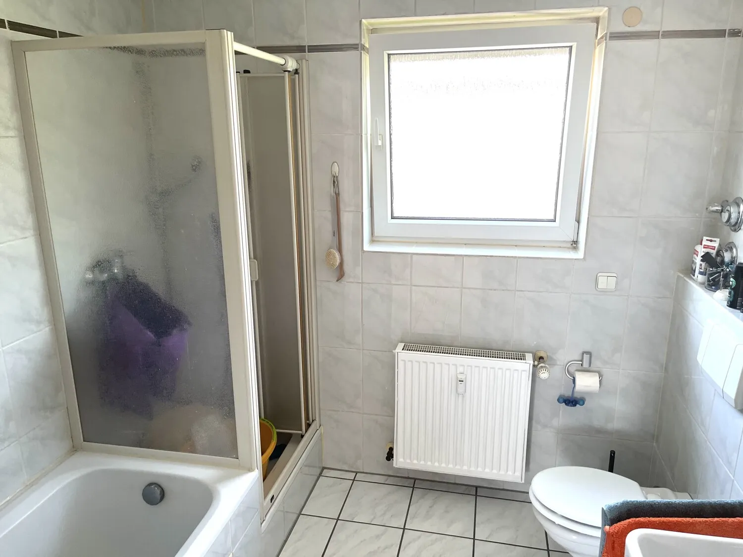 Mit Wanne und separater Duschkabine
