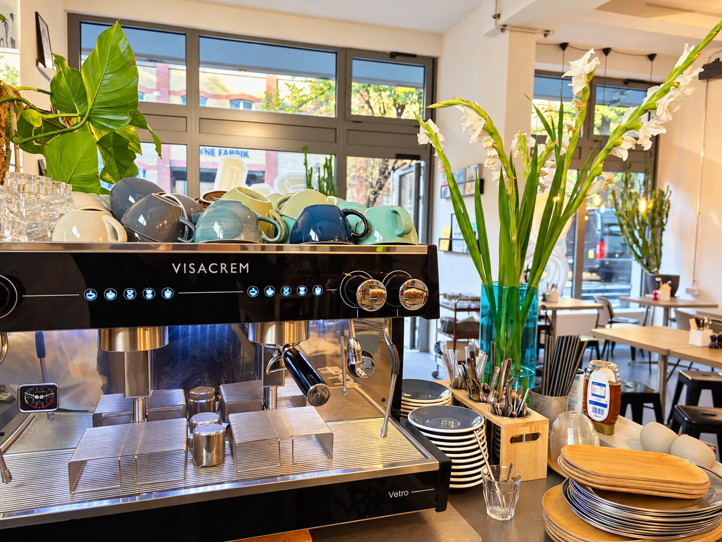 Kaffeebar mit professioneller Kaffeemaschine