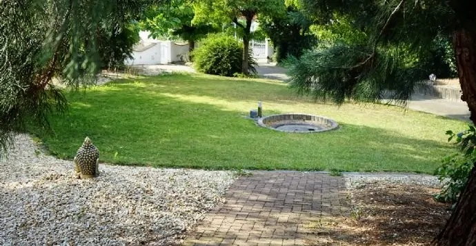 Garten mit Wasserspiel.png