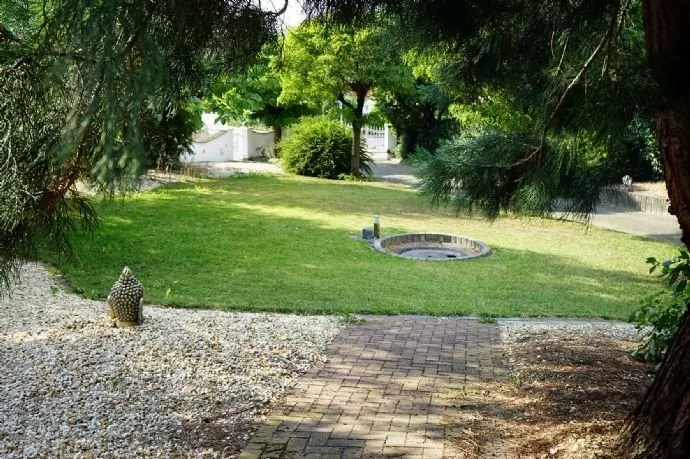 Garten mit Wasserspiel.png