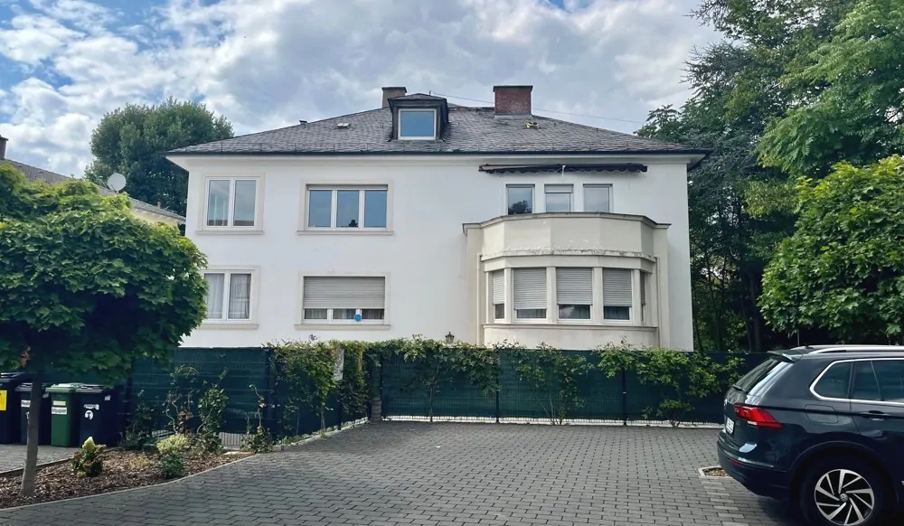 Rückansicht / Parkplätze