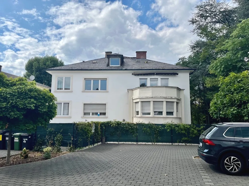 Rückansicht / Parkplätze