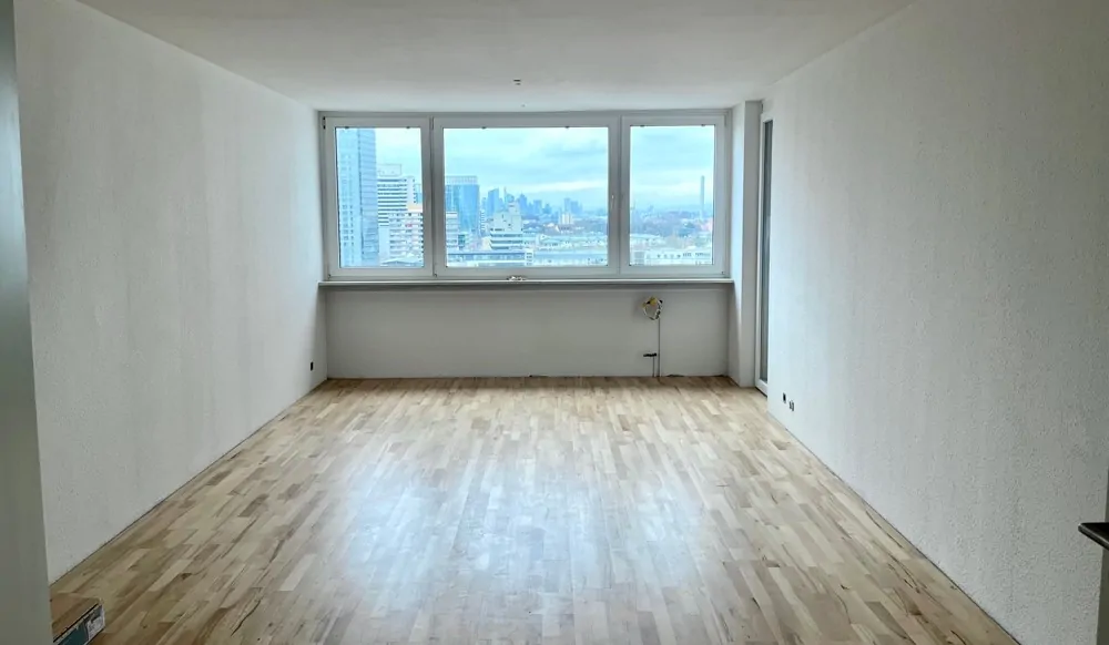 Wohnzimmer mit Zugang zum Balkon