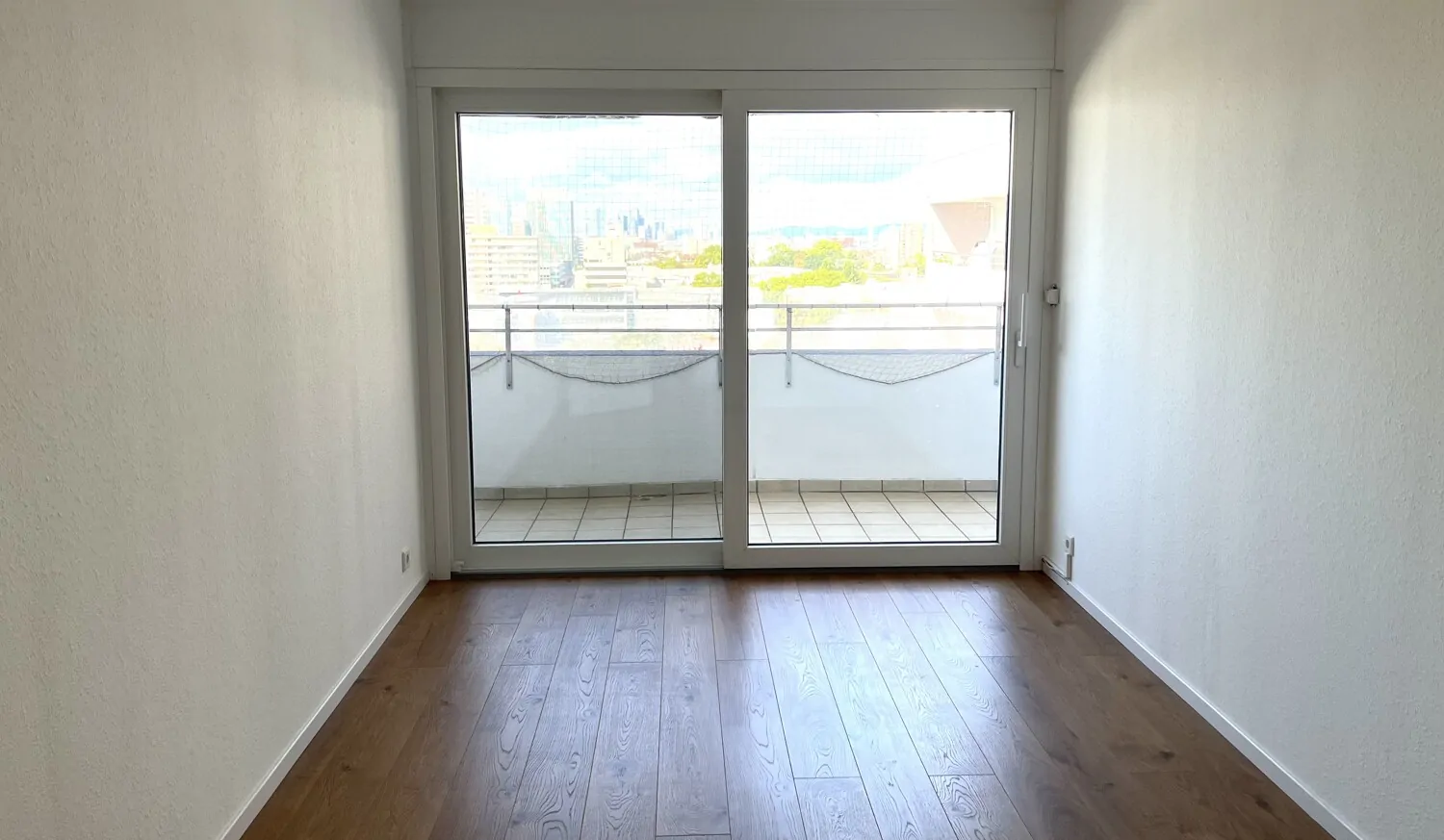 Zimmer mit Zugang zum Balkon