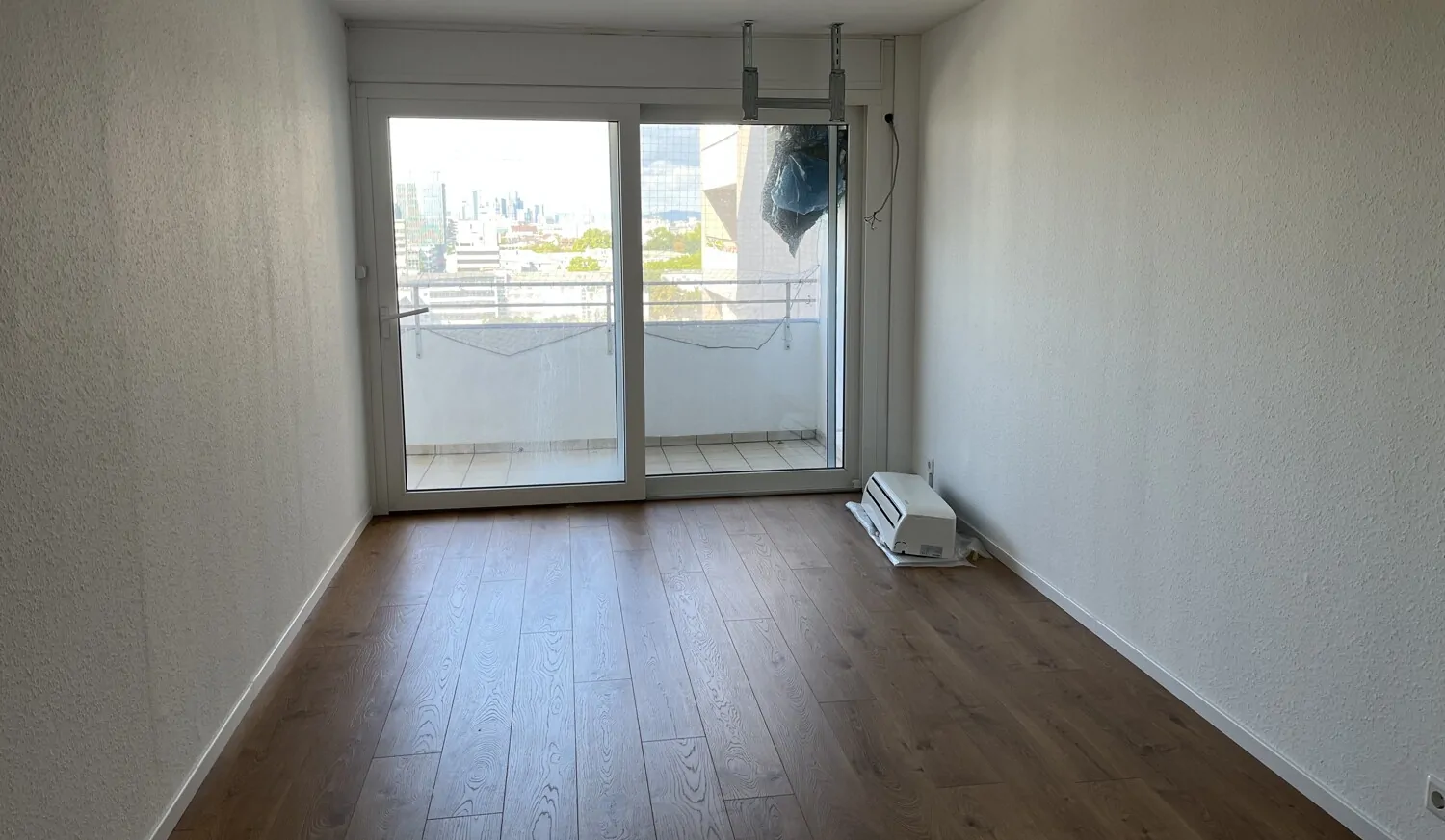 Schlafzimmer mit Zugang zum Balkon