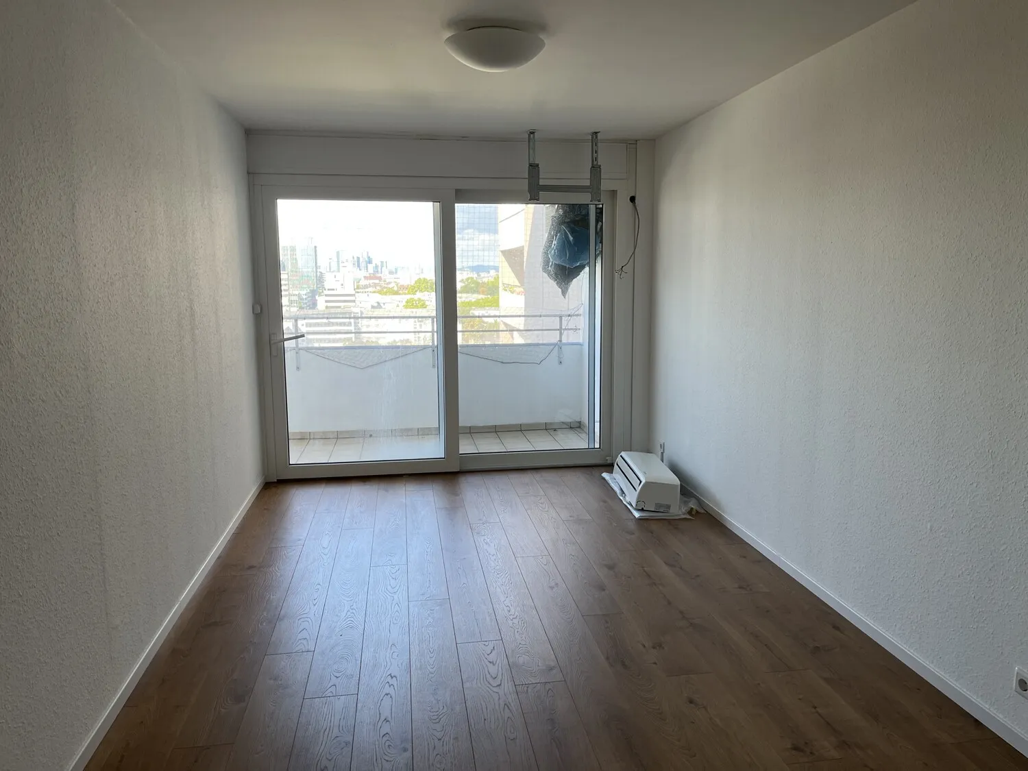 Schlafzimmer mit Zugang zum Balkon