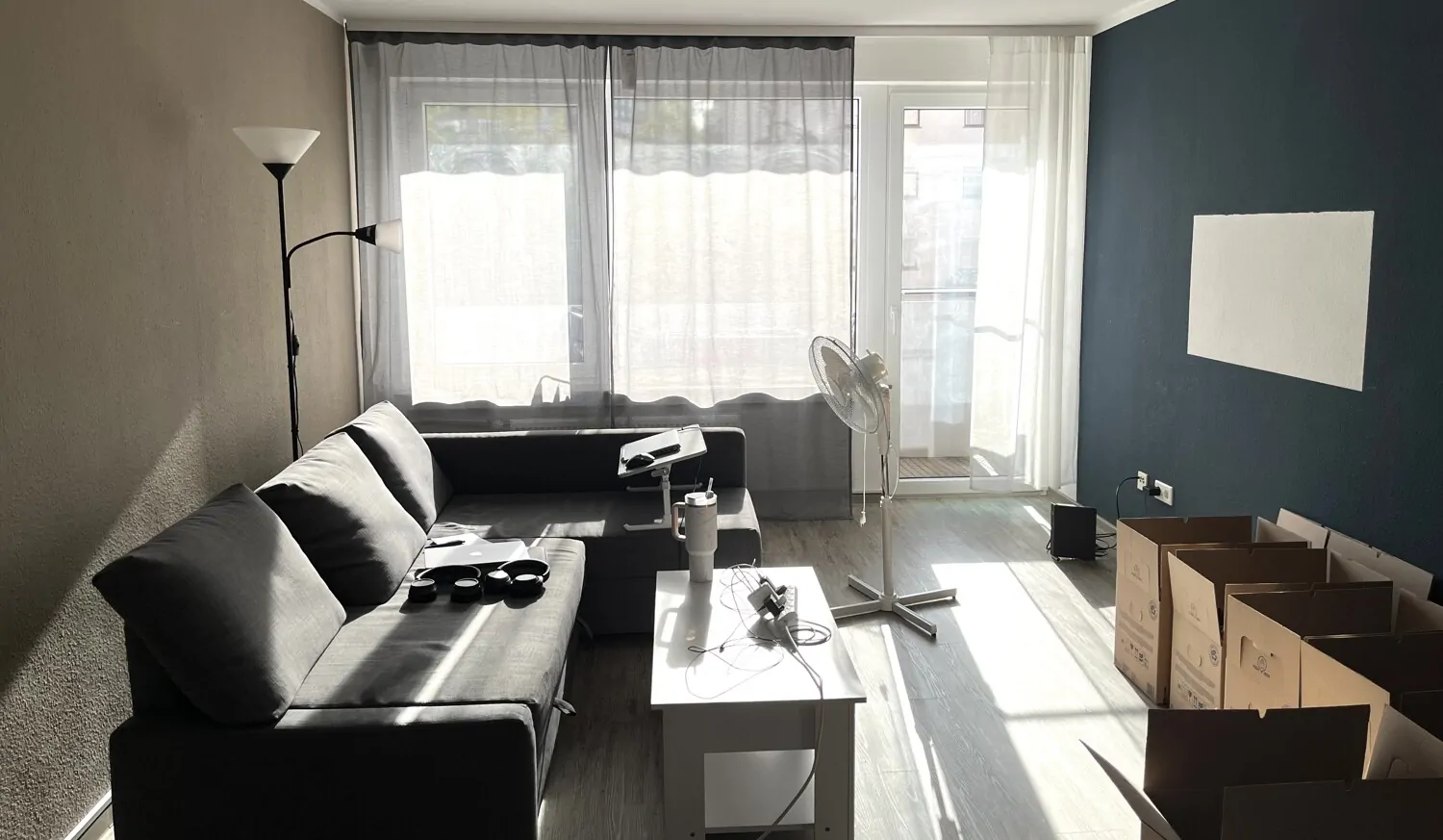 Wohnzimmer mit Zugang zum Balkon  1