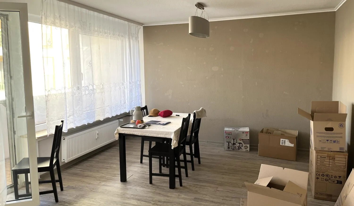 Essbereich mit Zugang zum Balkon  2