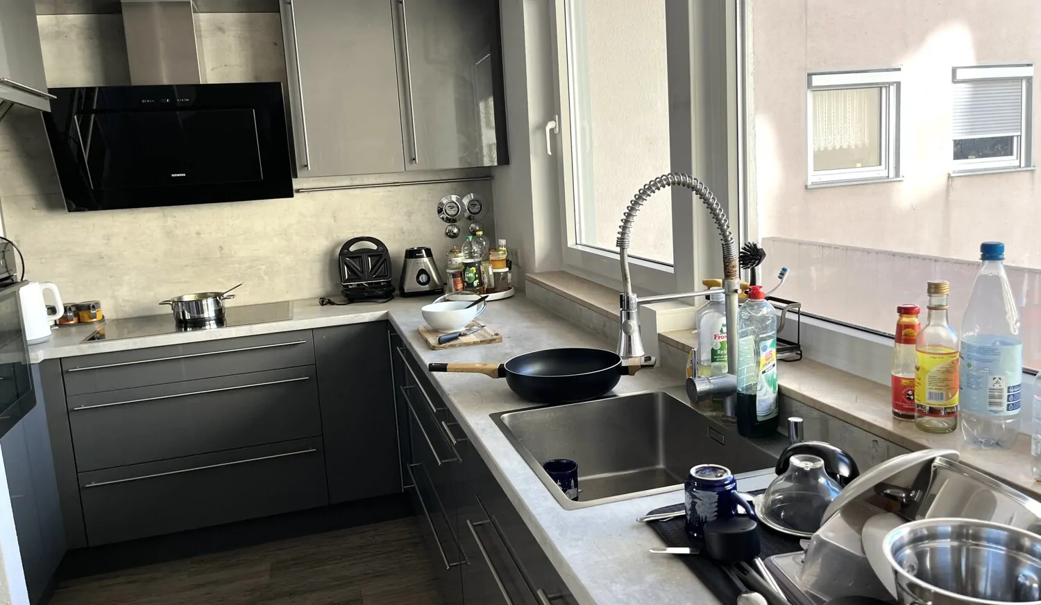 Offene Küche mit Einbauküche