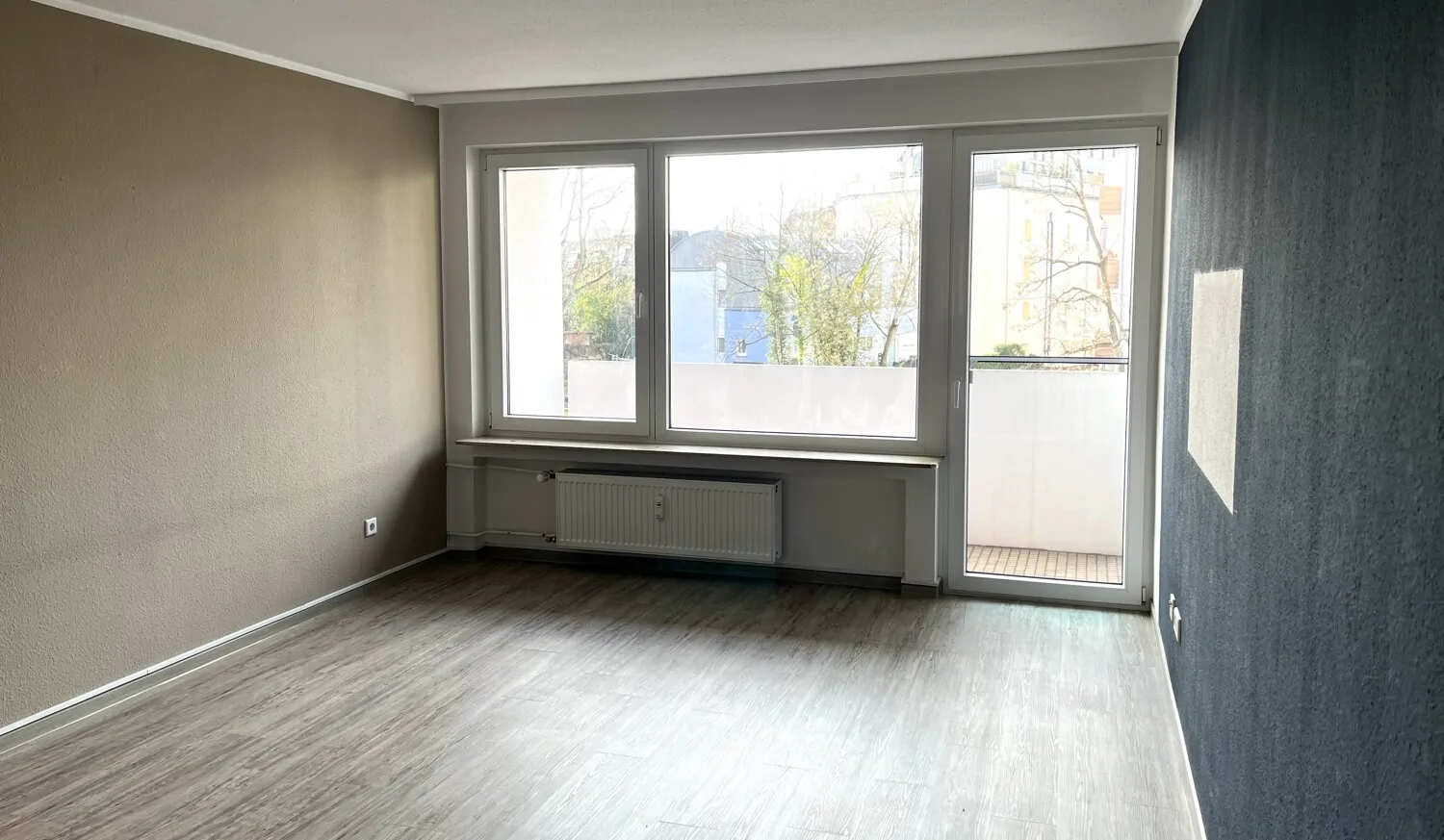 Wohnzimmer mit Zugang zum Balkon
