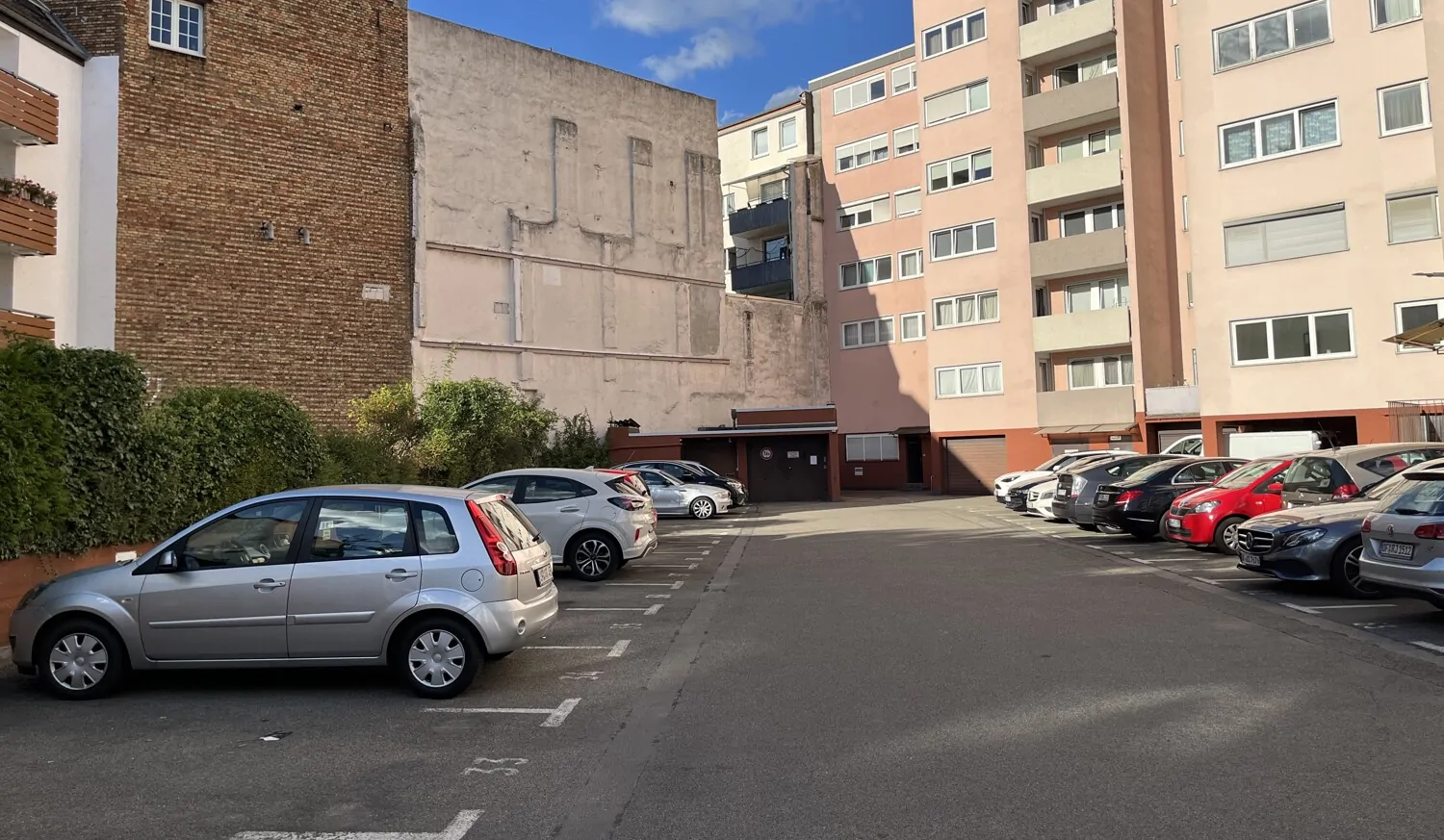 2 Freiplätze, 1 Garage