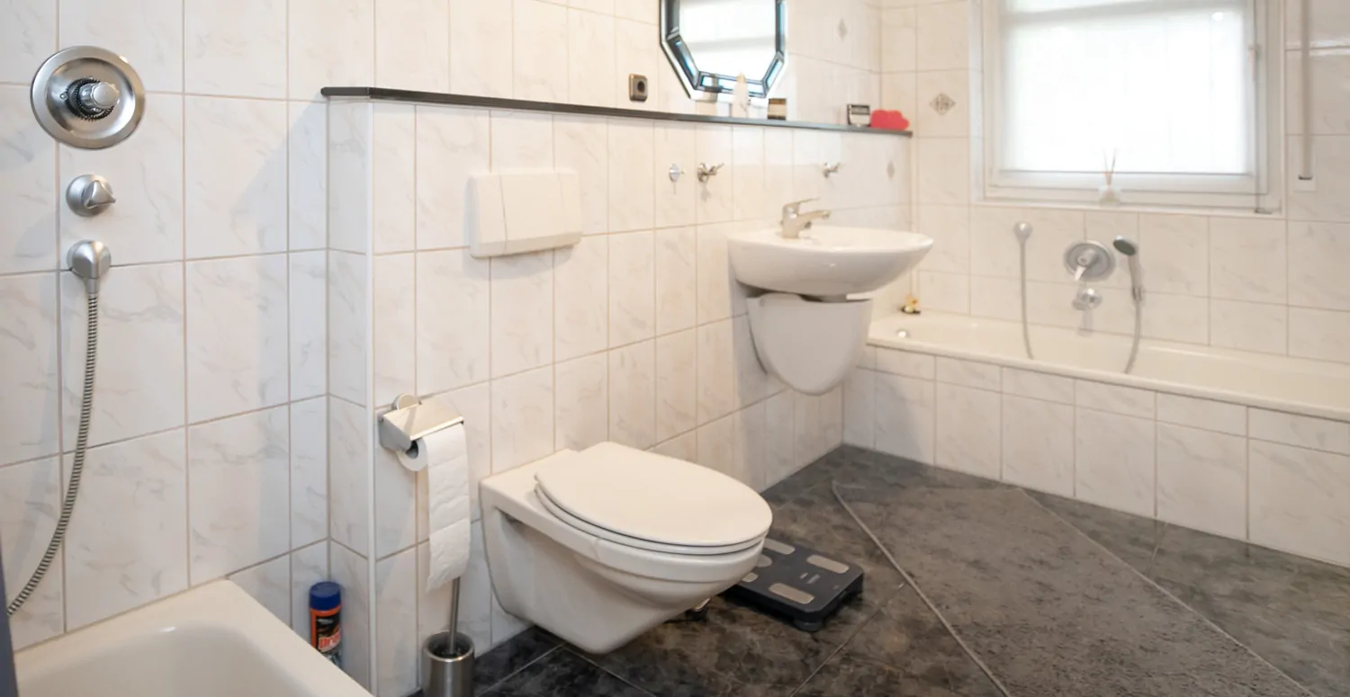 Tageslichtwannenbad mit saparater Duschkabine