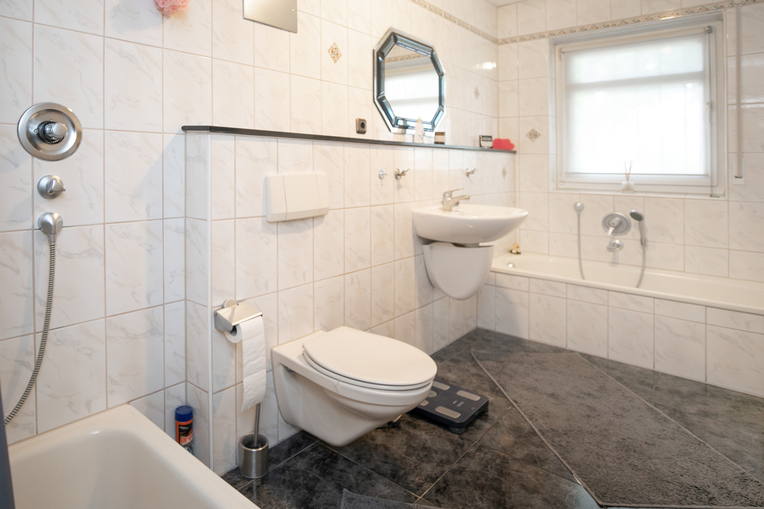 Tageslichtwannenbad mit saparater Duschkabine
