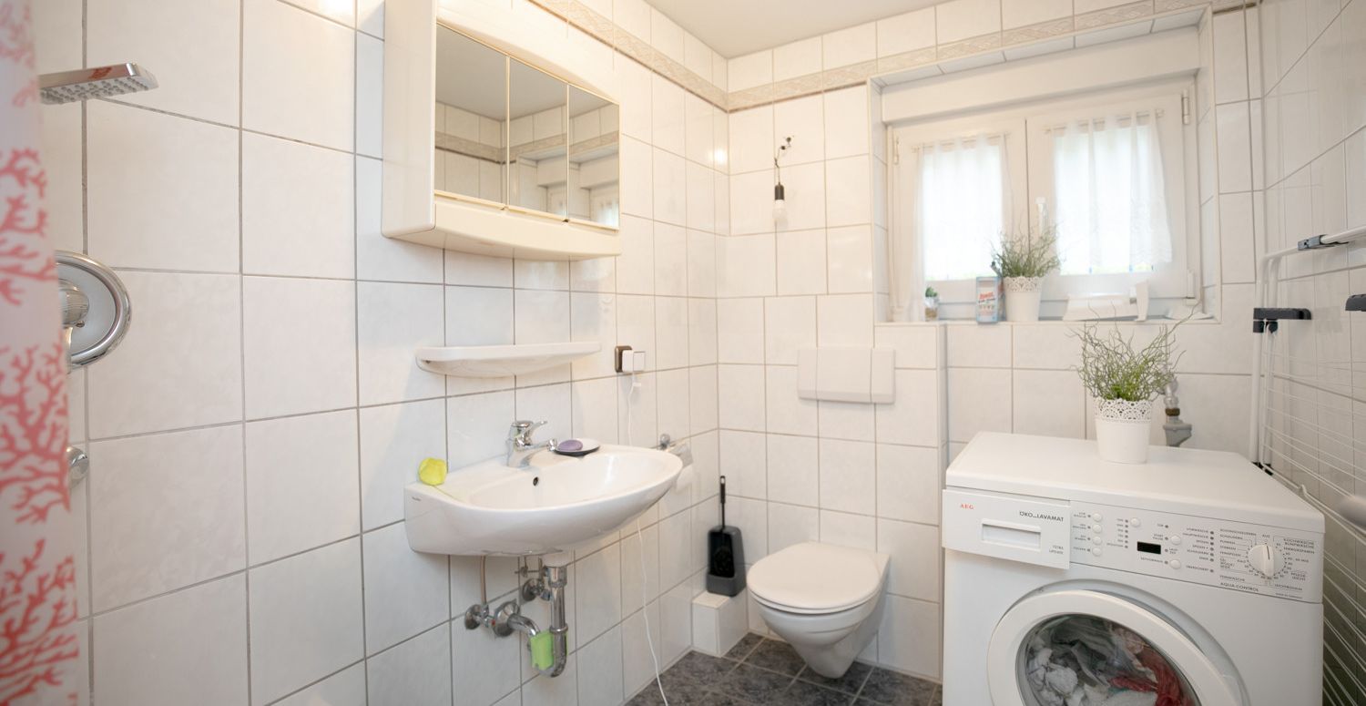 Tageslichtduschbad mit Waschmaschinenanschluss