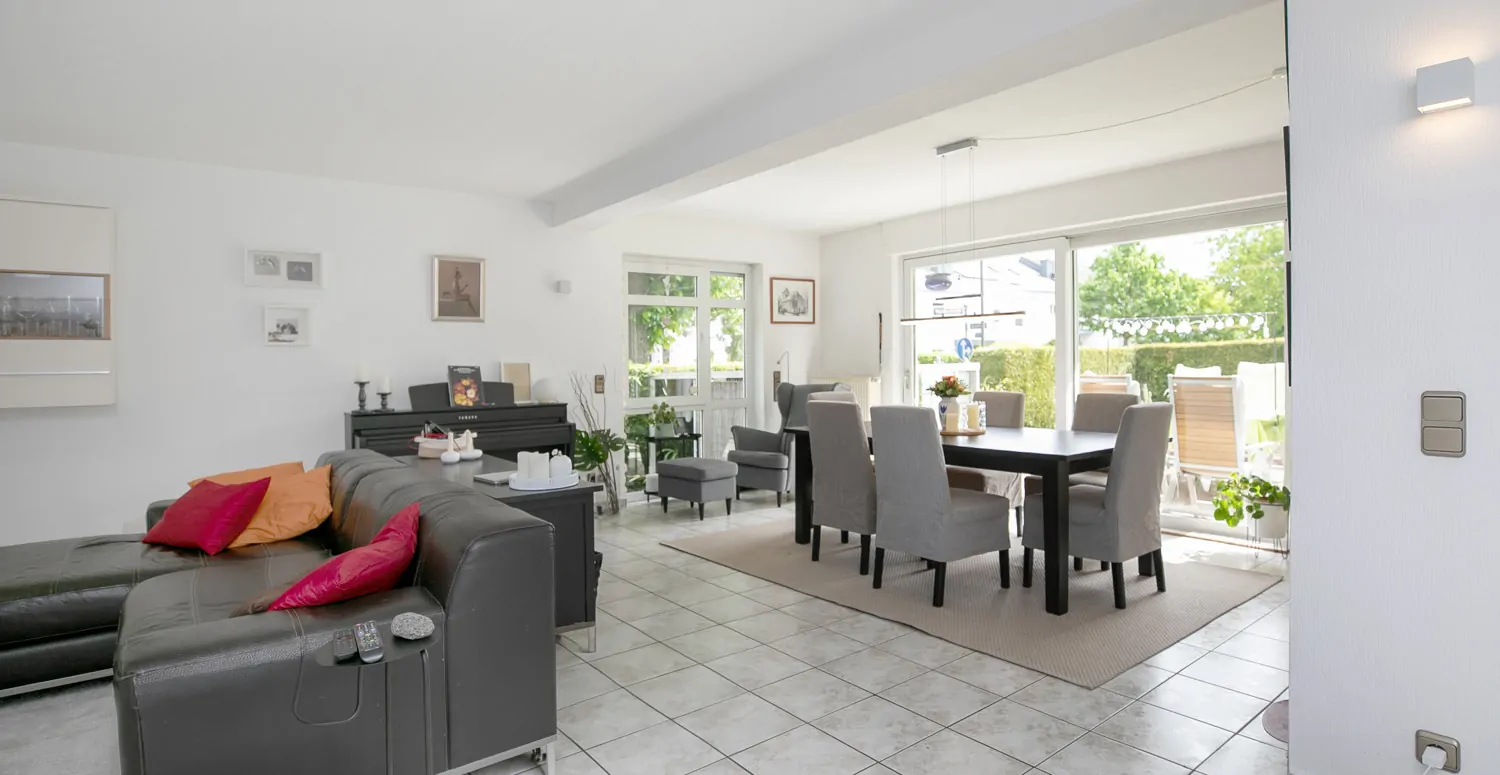 Wohn-Essbereich mit Zugang zur Terrasse