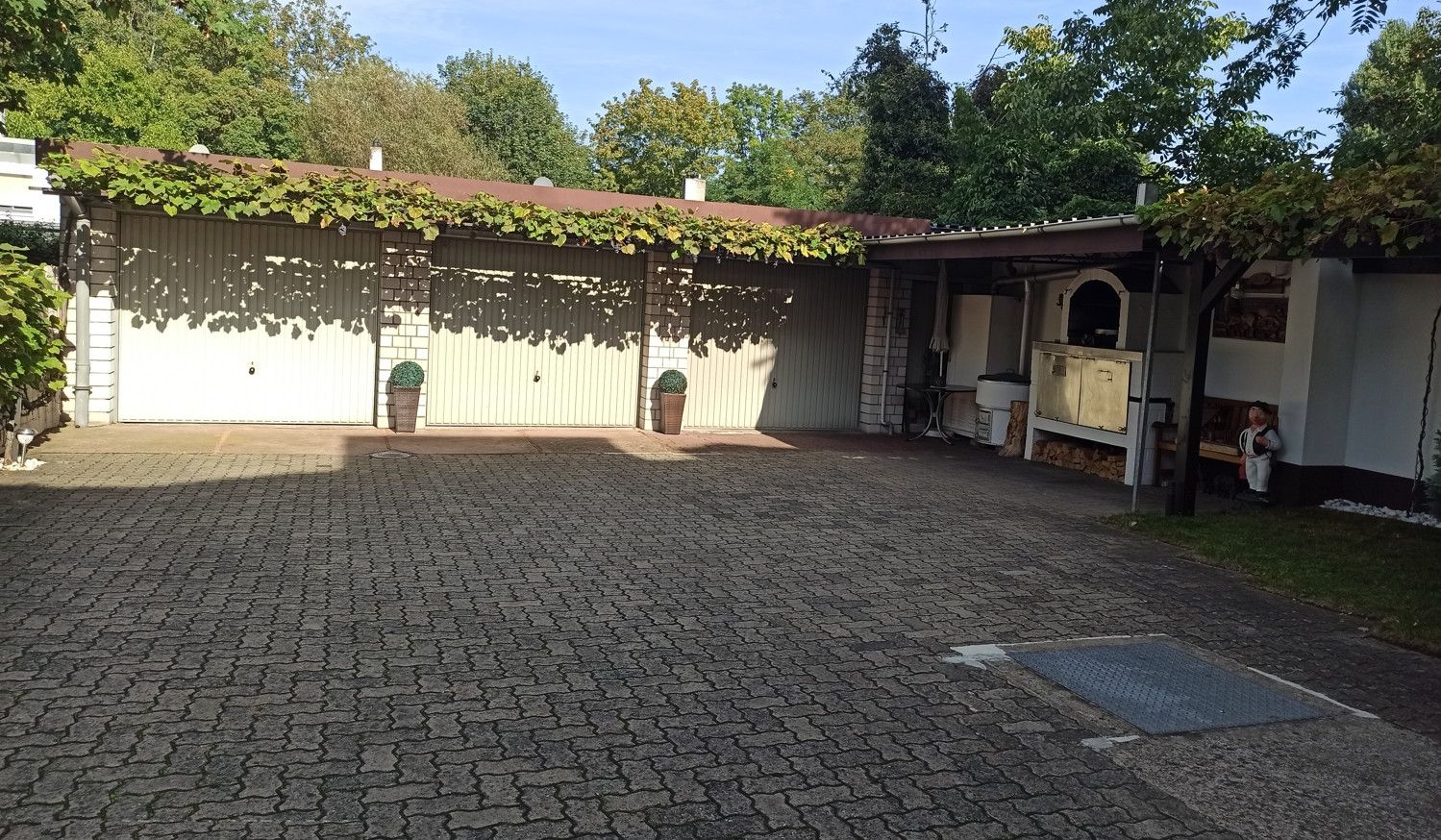 Innenhof mit 3 Garagen