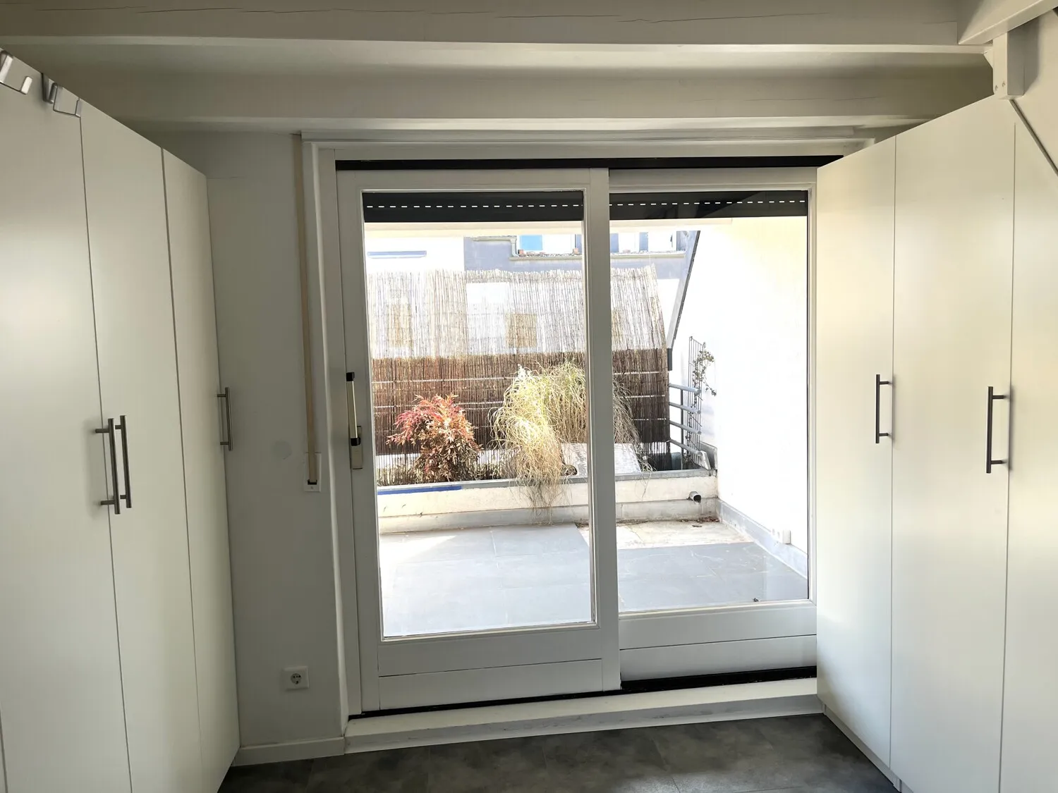 Schlafzimmer mit Zugang zur Loggia