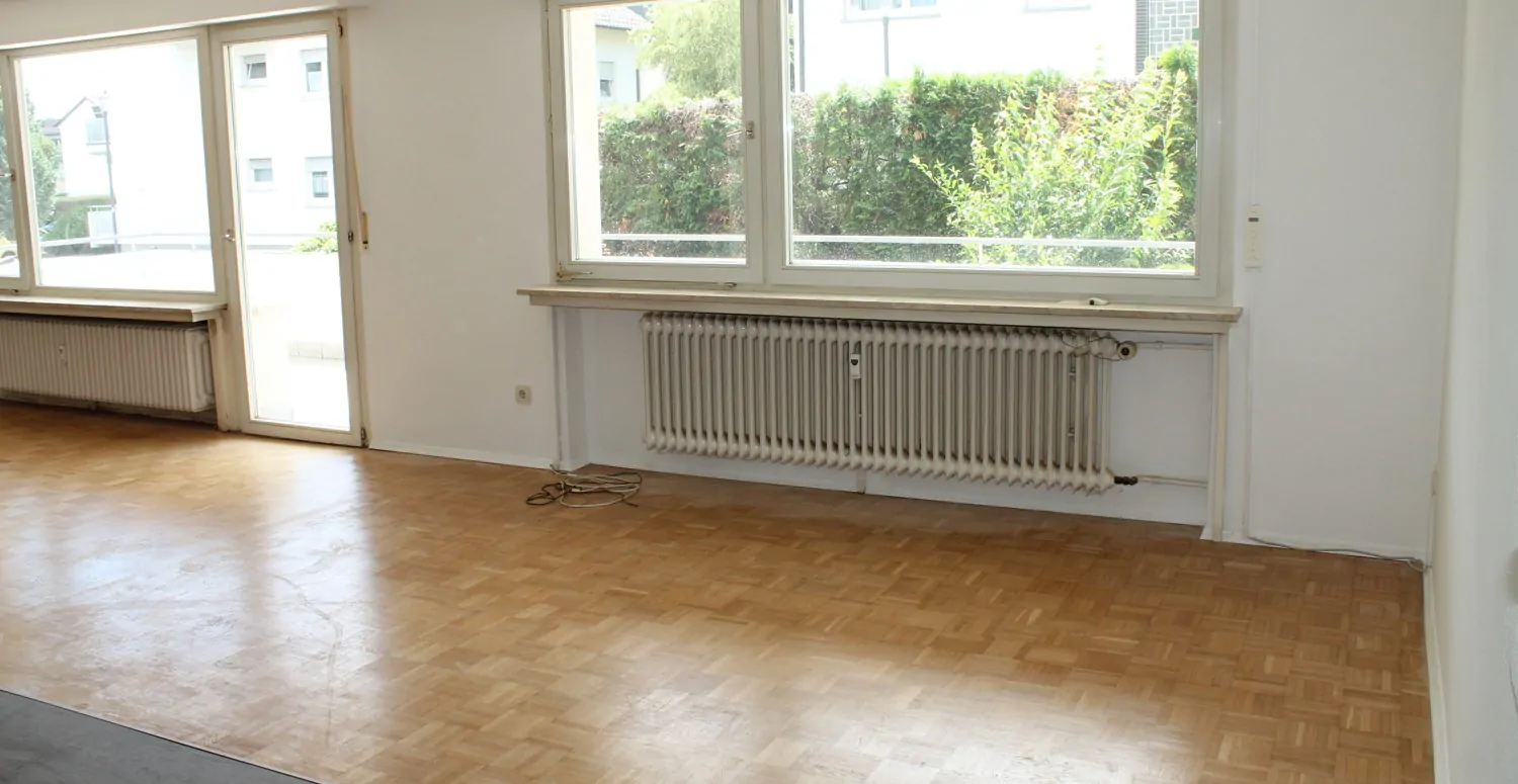 Wohn-Essbereich mit Zugang zum Balkon