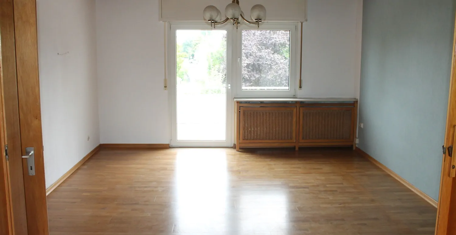 Etage 1 Wohn-Essbereich mit Zugang zum Balkon