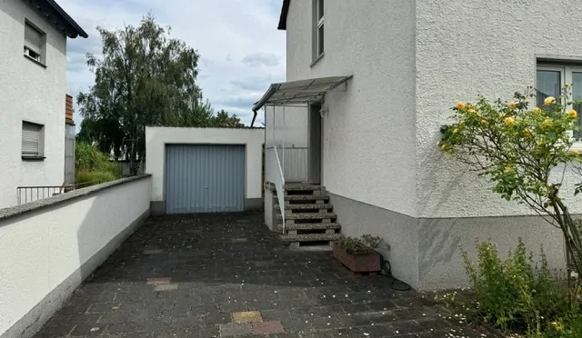 Abgeschlossene Toreinfahrt mit Garage und Freistellplatz