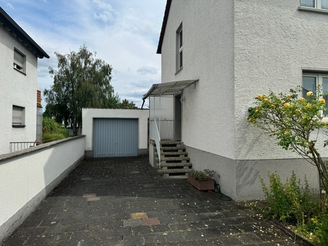 Abgeschlossene Toreinfahrt mit Garage und Freistellplatz