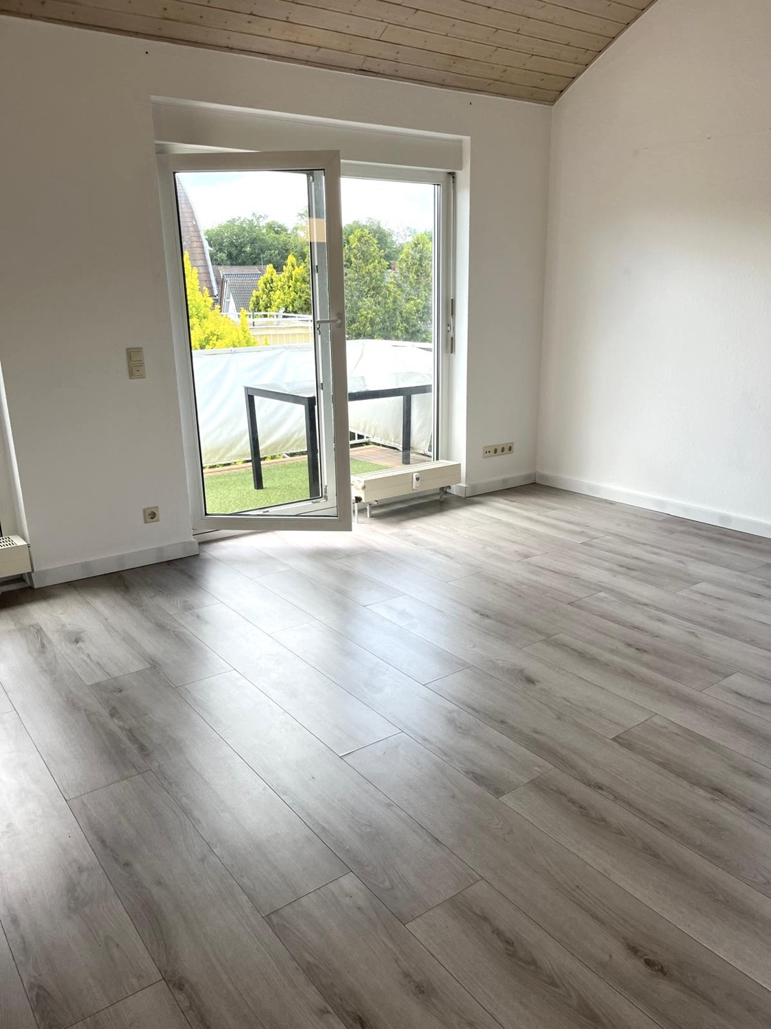 mit Zugang zum Balkon - neu mit Laminat