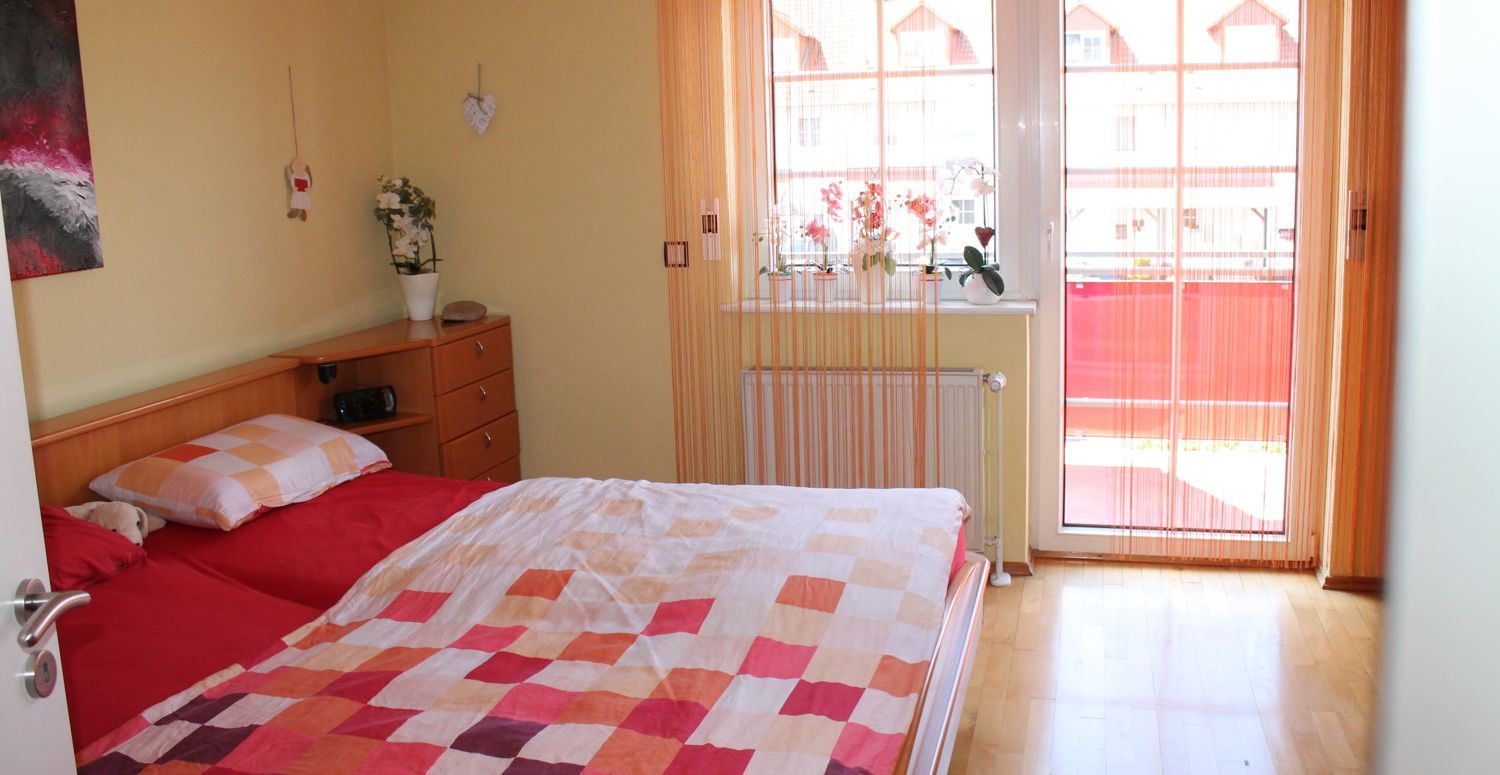 Etage 1 Schlafzimmer mit Zugang zum Balkon