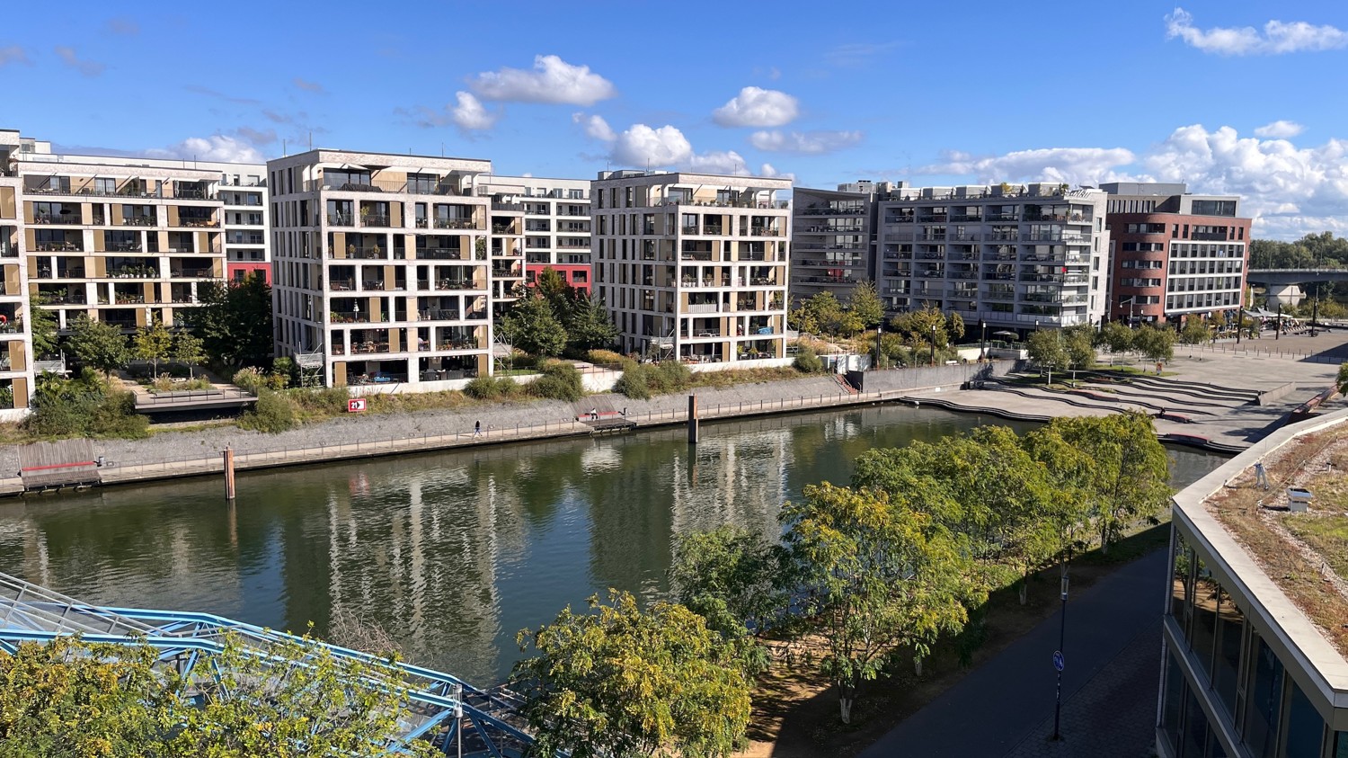 Ausblick auf das Hafenbecken