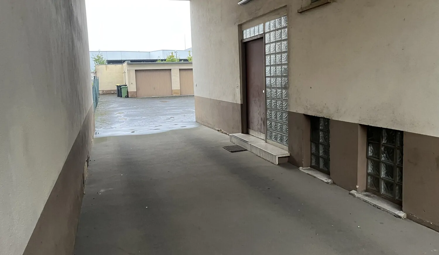 Einfahrt zu den Garagen