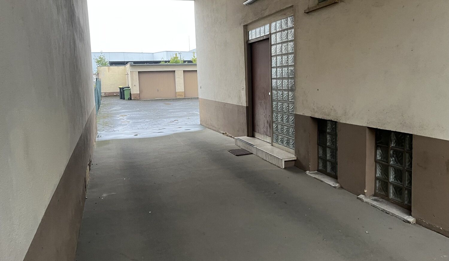 Einfahrt zu den Garagen
