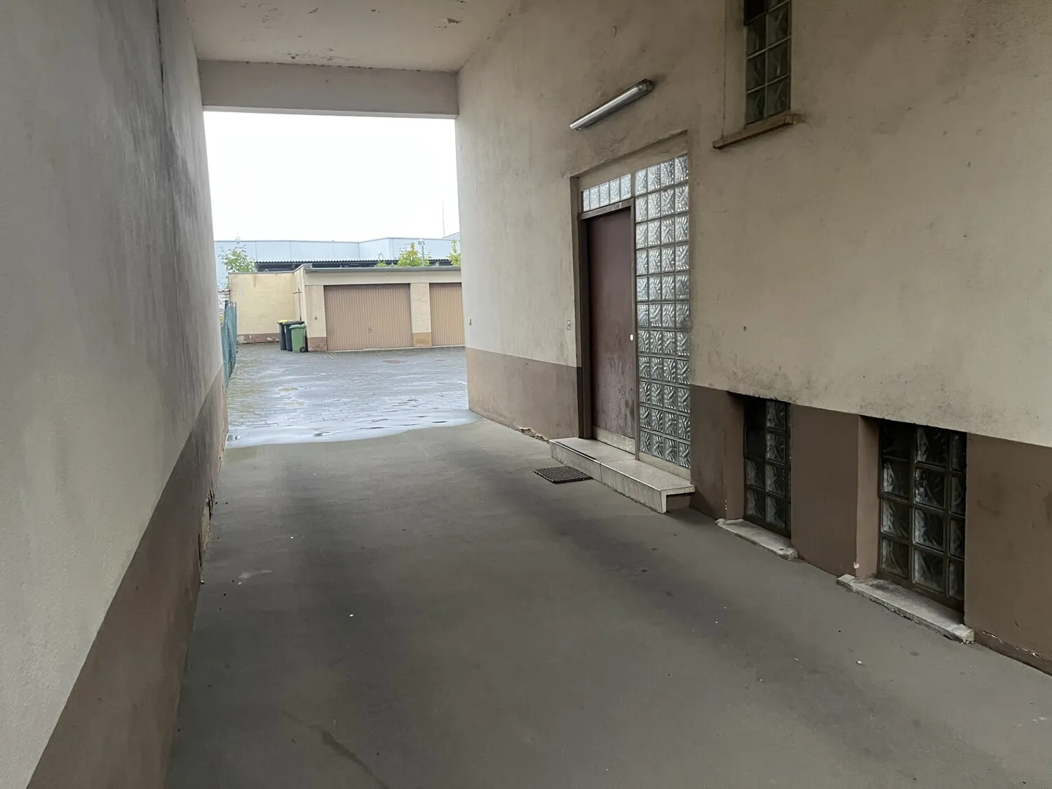 Einfahrt zu den Garagen