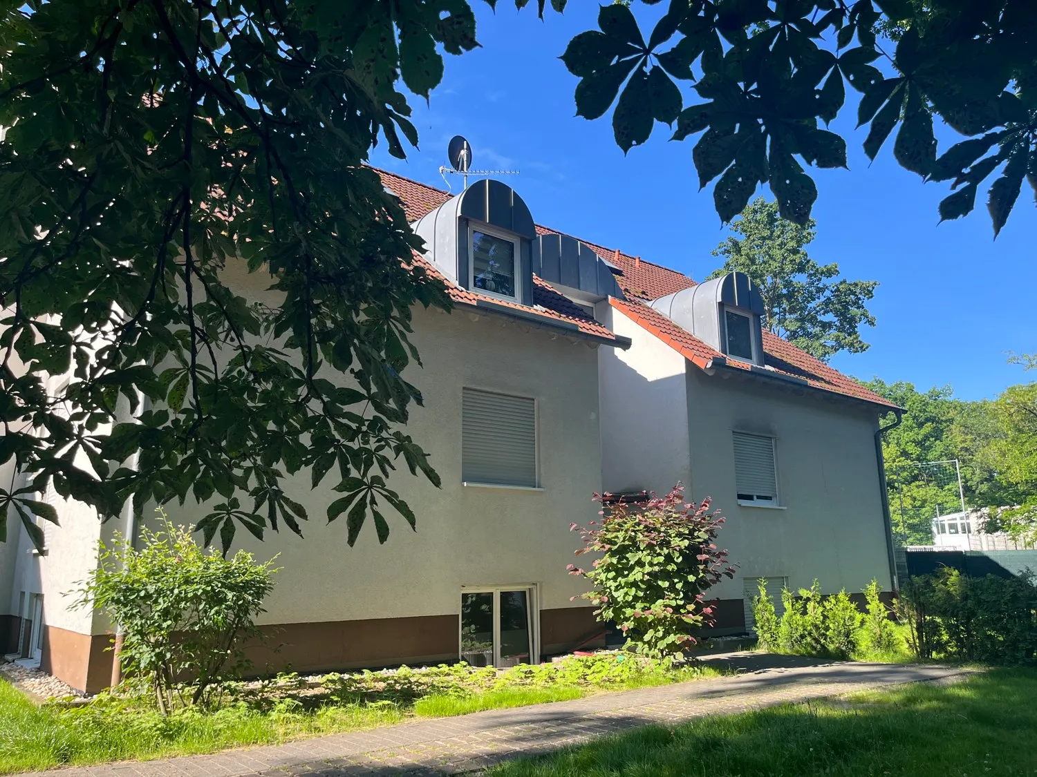 Individual maisonette - ground floor and basement - near forest swimming pool