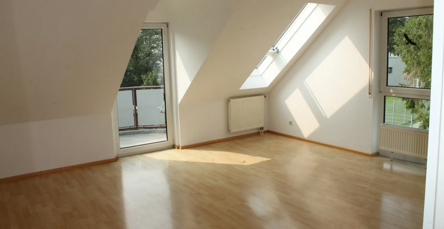 Wohn-Essbereich mit Zugang zum Balkon