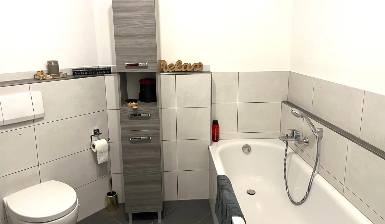 mit Wanne und separater Duschkabine