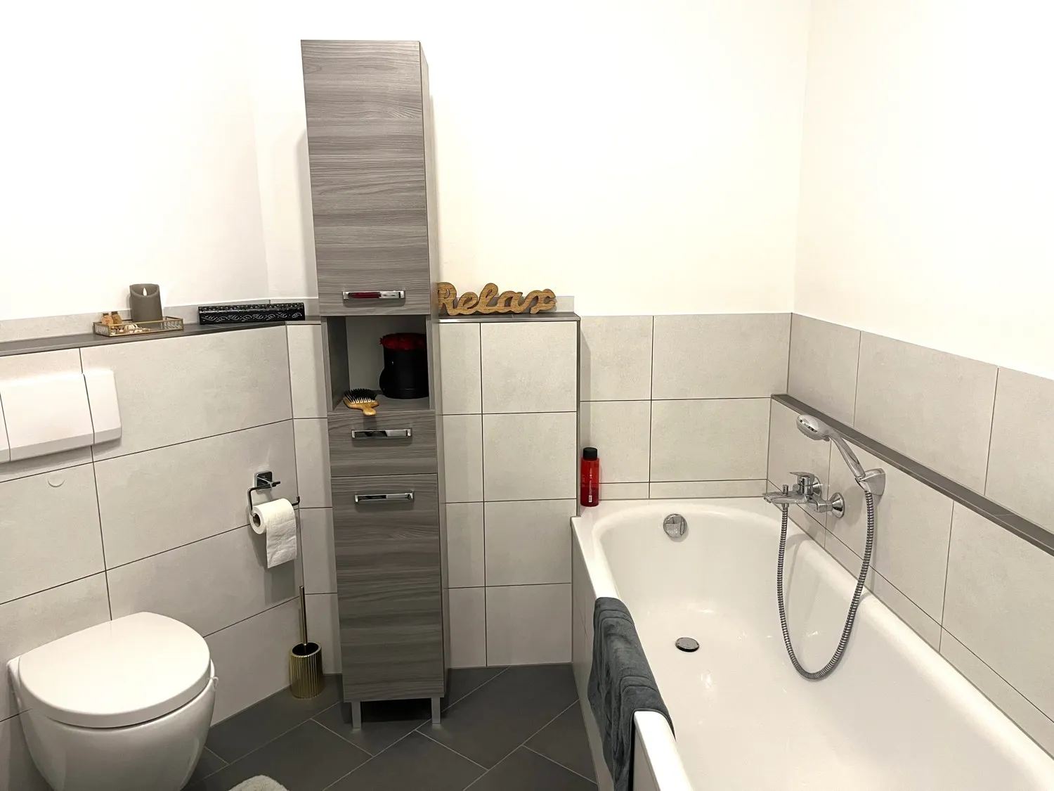 mit Wanne und separater Duschkabine
