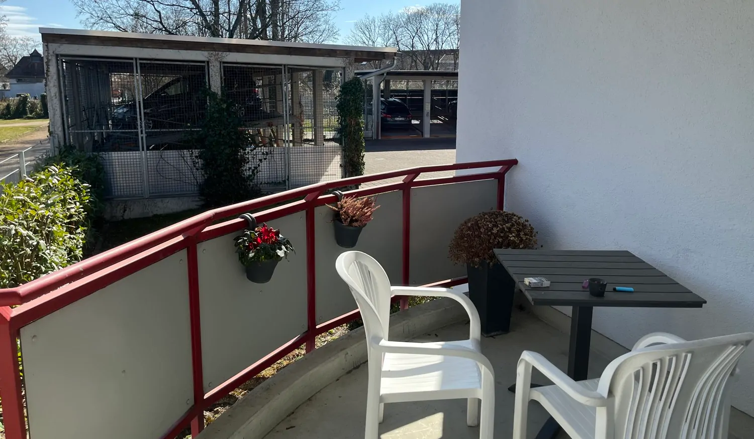 mit Zugang zum Balkon