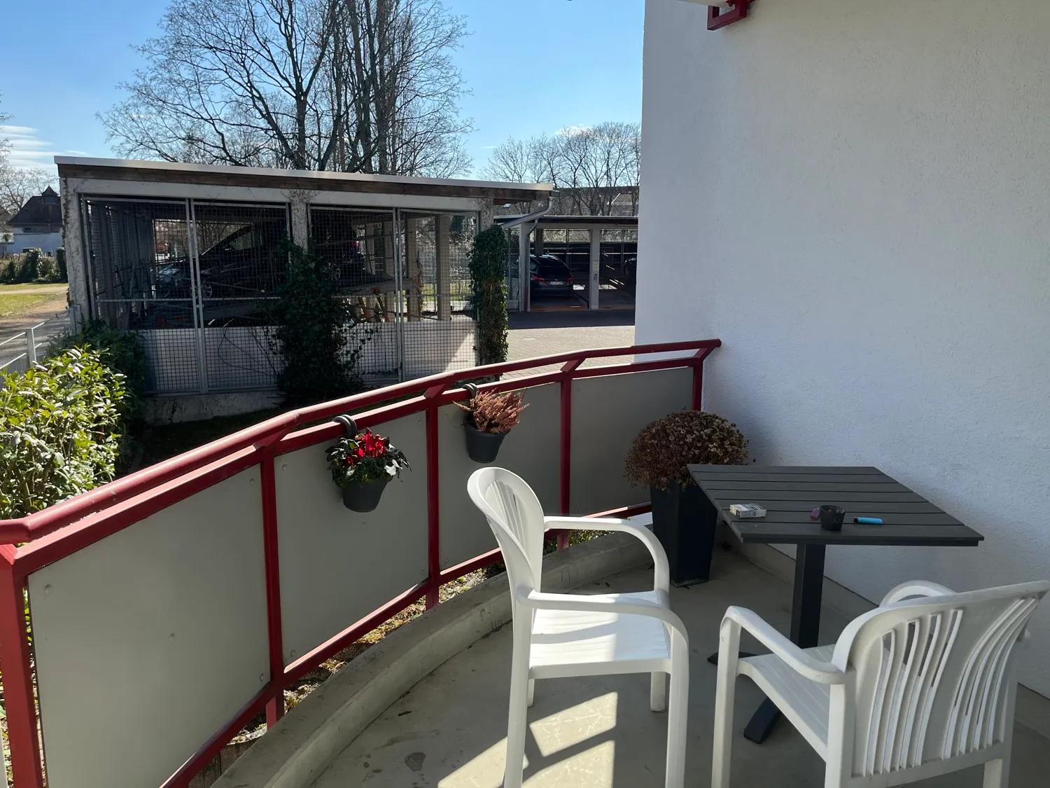 mit Zugang zum Balkon